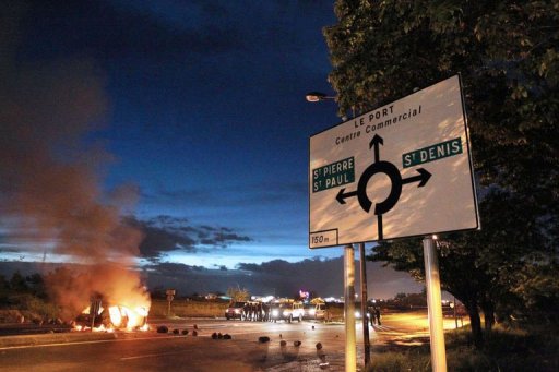 Barricades en feu dans la nuit du 19 au 20 février 2013 au Port à La Réunion (AFP, Richard Bouhet)